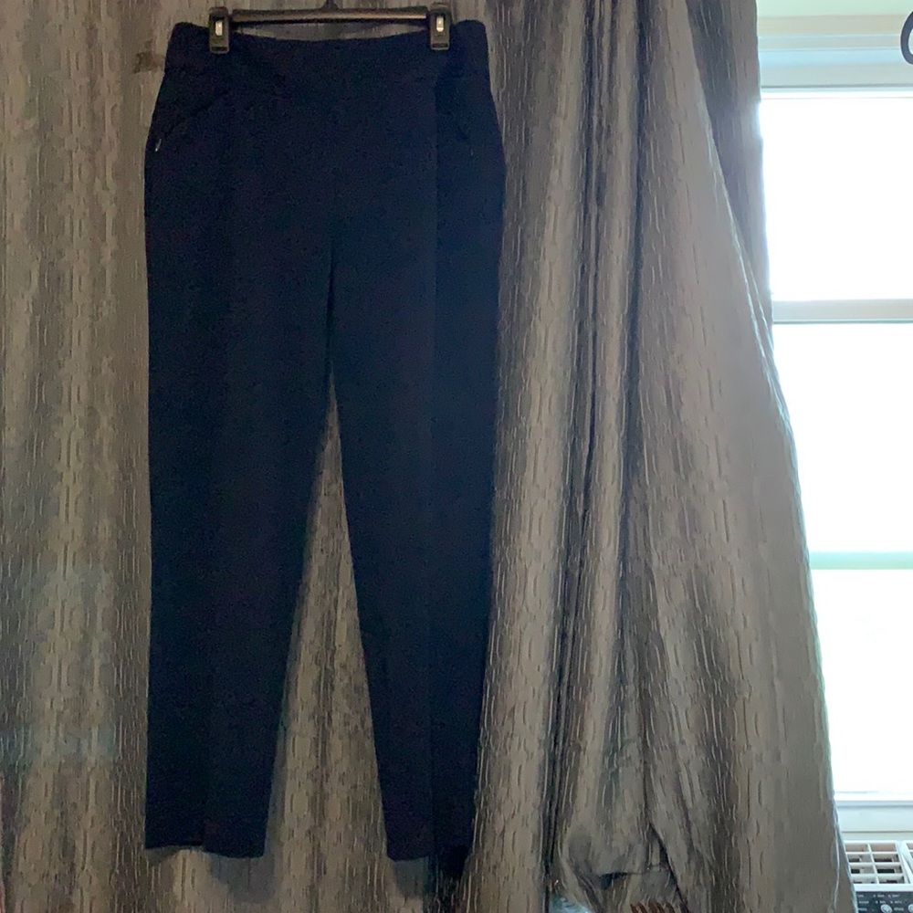 Classy zip up pockets with a navy blue straight leg